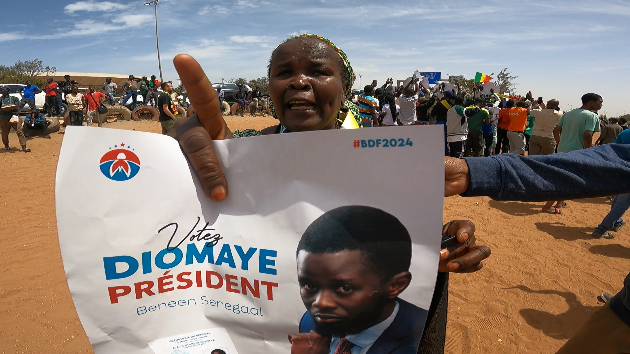 Una mujer apoyando a Diomaye en las elecciones no celebradas en senegal